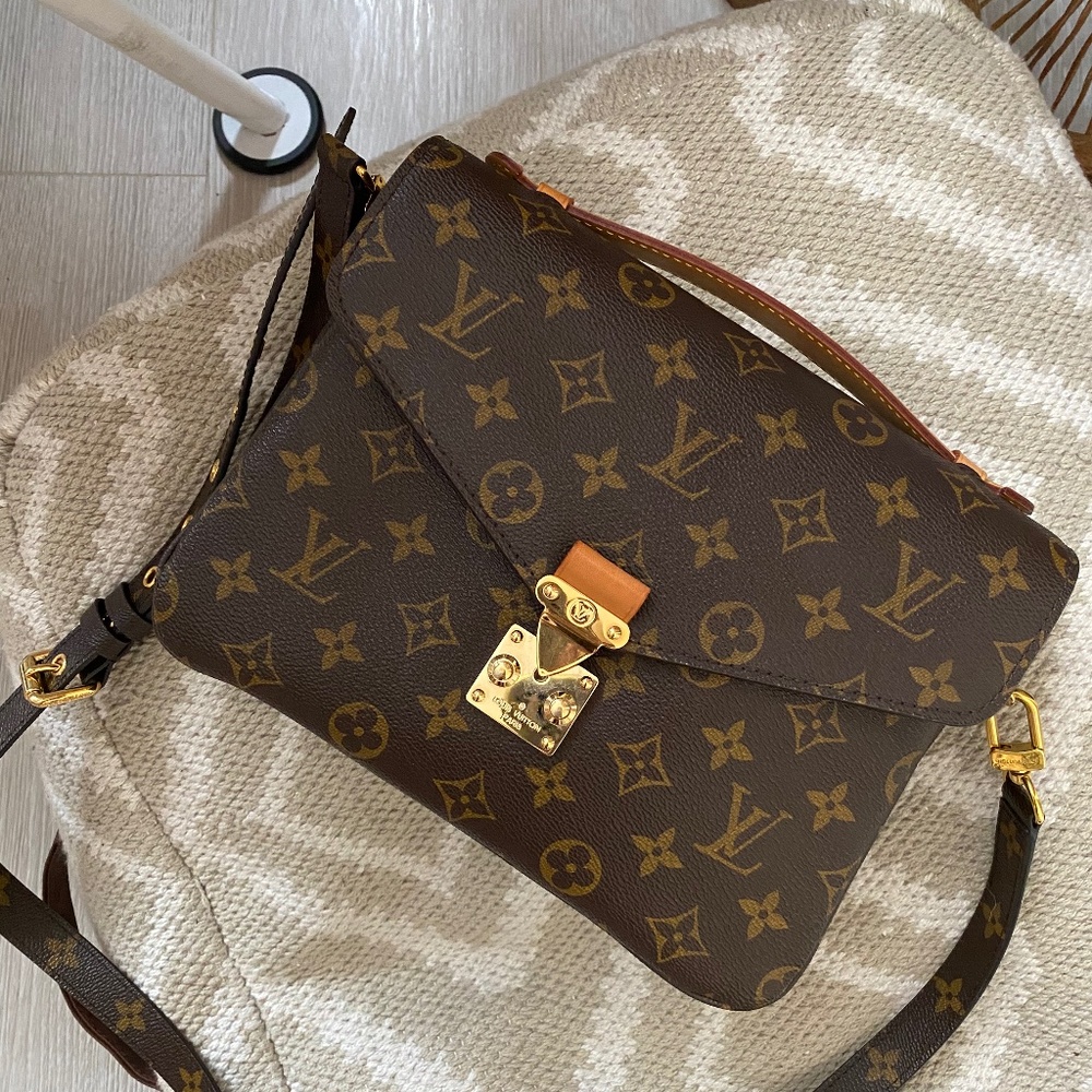 Authentic Louis Vuitton monogram pochette Métis crossover bag